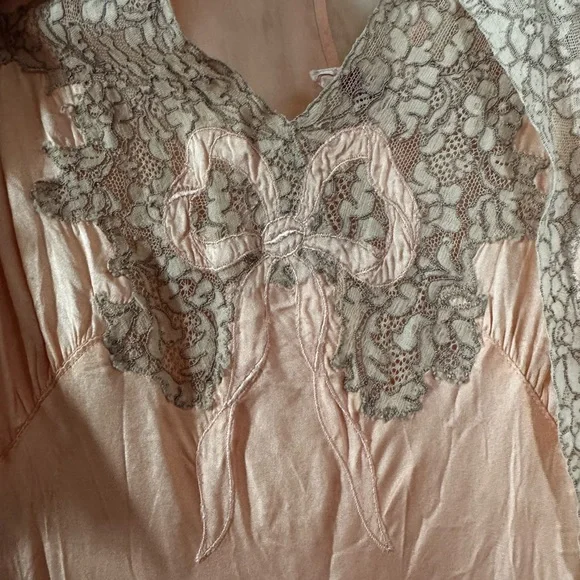 1930s silky peach nightgown and bed jacket - Picture 5 of 5